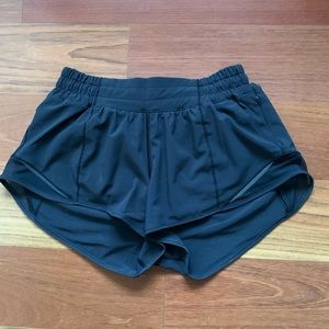 Lululemon Black Hotty Hot shorts 2.5”